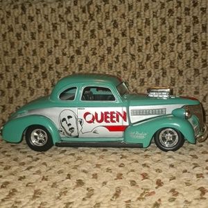 Vintage Classic Queen New Of The World Car